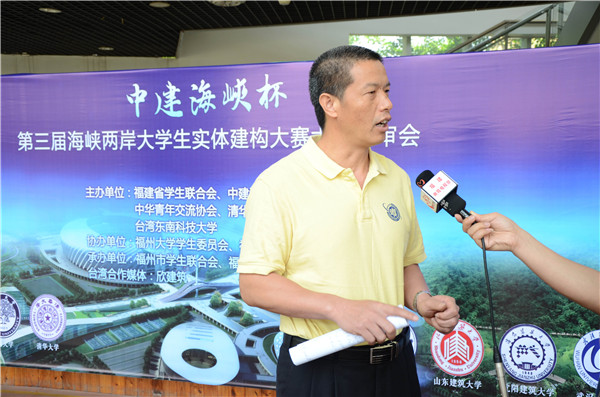 专家接受采访2 王子悦摄