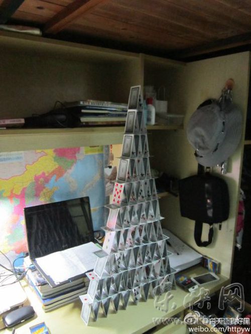 无聊叠扑克牌金字塔