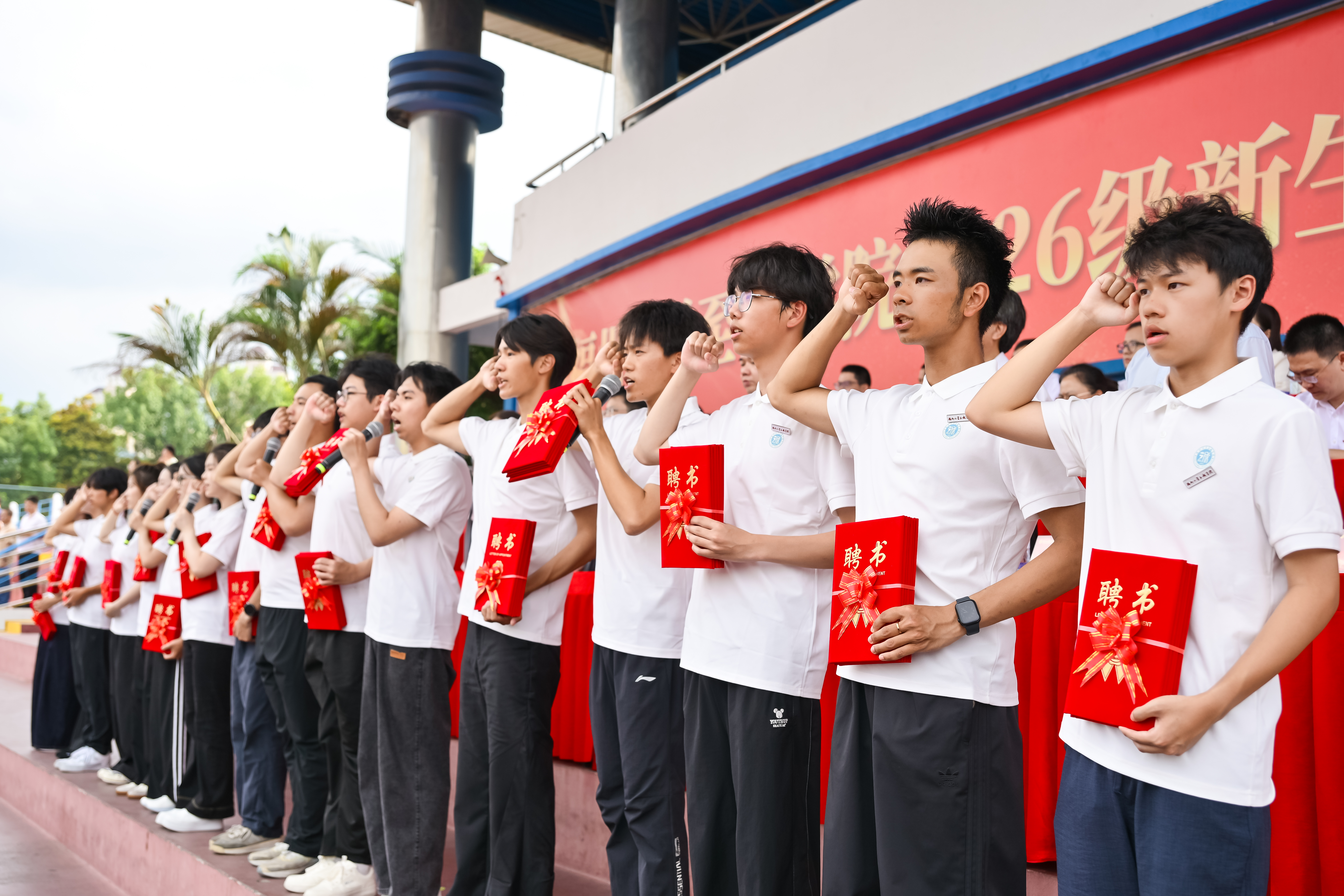 20260914至诚开学典礼123 学生代表上台.jpg