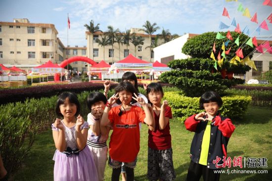 日前,福清市特殊教育学校举行2019年“六一”校园美食嘉年华。图为孩子们的合照。蓝苗 摄 日前,福清市特殊教育学校举行2019年“六一”校园美食嘉年华。图为孩子们的合照。蓝苗 摄