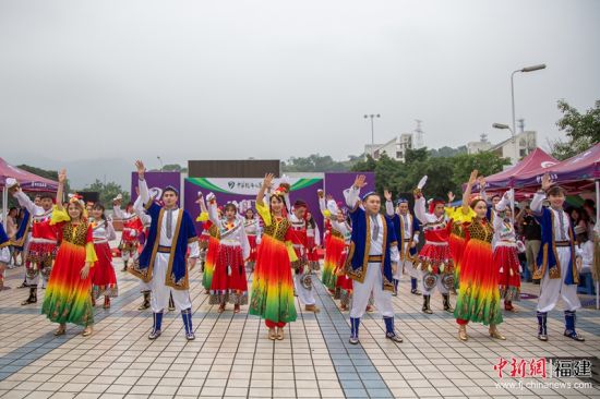 4在两侧展区中间的舞台上,福州大学少数民族学生伴随着少数民族歌曲,欢快地跳着民族舞蹈。福州大学 供图 4在两侧展区中间的舞台上,福州大学少数民族学生伴随着少数民族歌曲,欢快地跳着民族舞蹈。福州大学 供图