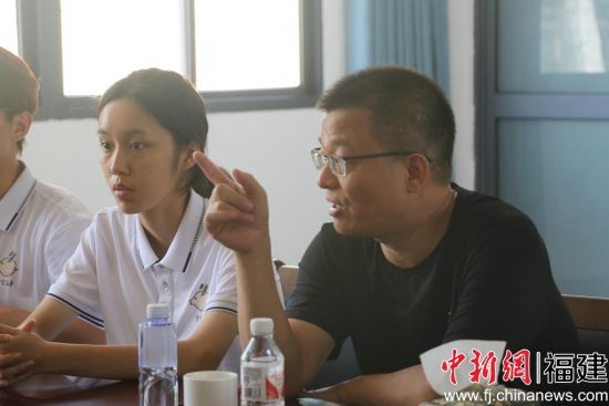 图为实践队队员与徐书记共同讨论问题并提出解决方案。 图为实践队队员与徐书记共同讨论问题并提出解决方案。