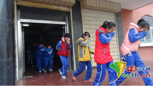 图为在消防疏散演练时学生们快速有序地从教学楼里撤离。巫俊供图