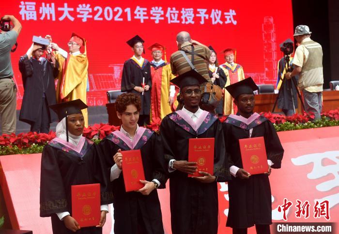 图为海外留学生在会场合影留念。 吕明 摄