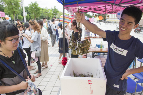 2016.6.4展示包好的粽子 陈博洋