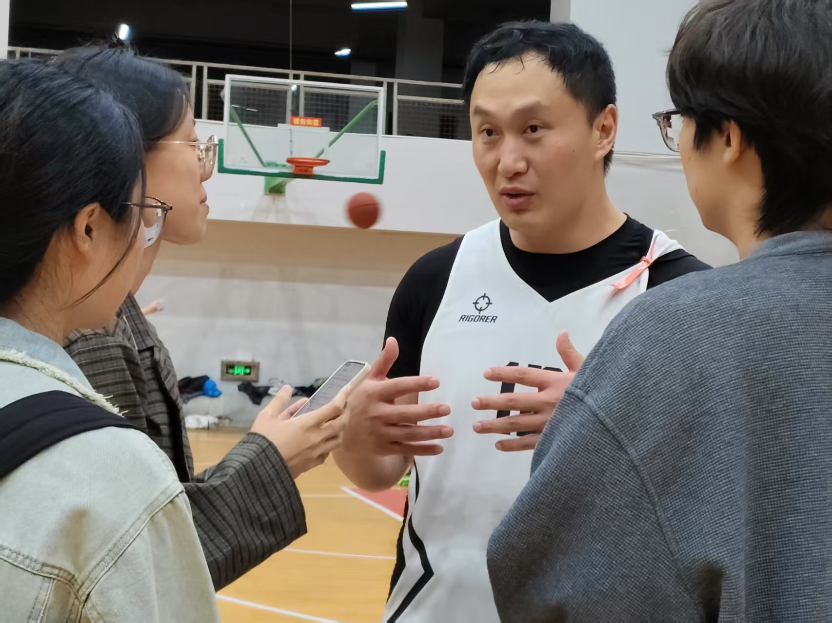 20250425篮球赛采访熊晋.jpg