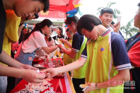 来自福州大学的青年志愿服务队与孩子们共同制作的牛轧糖、小蛋糕、酸奶盆栽等食品,深受孩子们喜爱。蓝苗 摄 来自福州大学的青年志愿服务队与孩子们共同制作的牛轧糖、小蛋糕、酸奶盆栽等食品,深受孩子们喜爱。蓝苗 摄