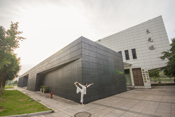 “单腿站立伸展式”——福州大学校友楼 熊橹楠 摄1