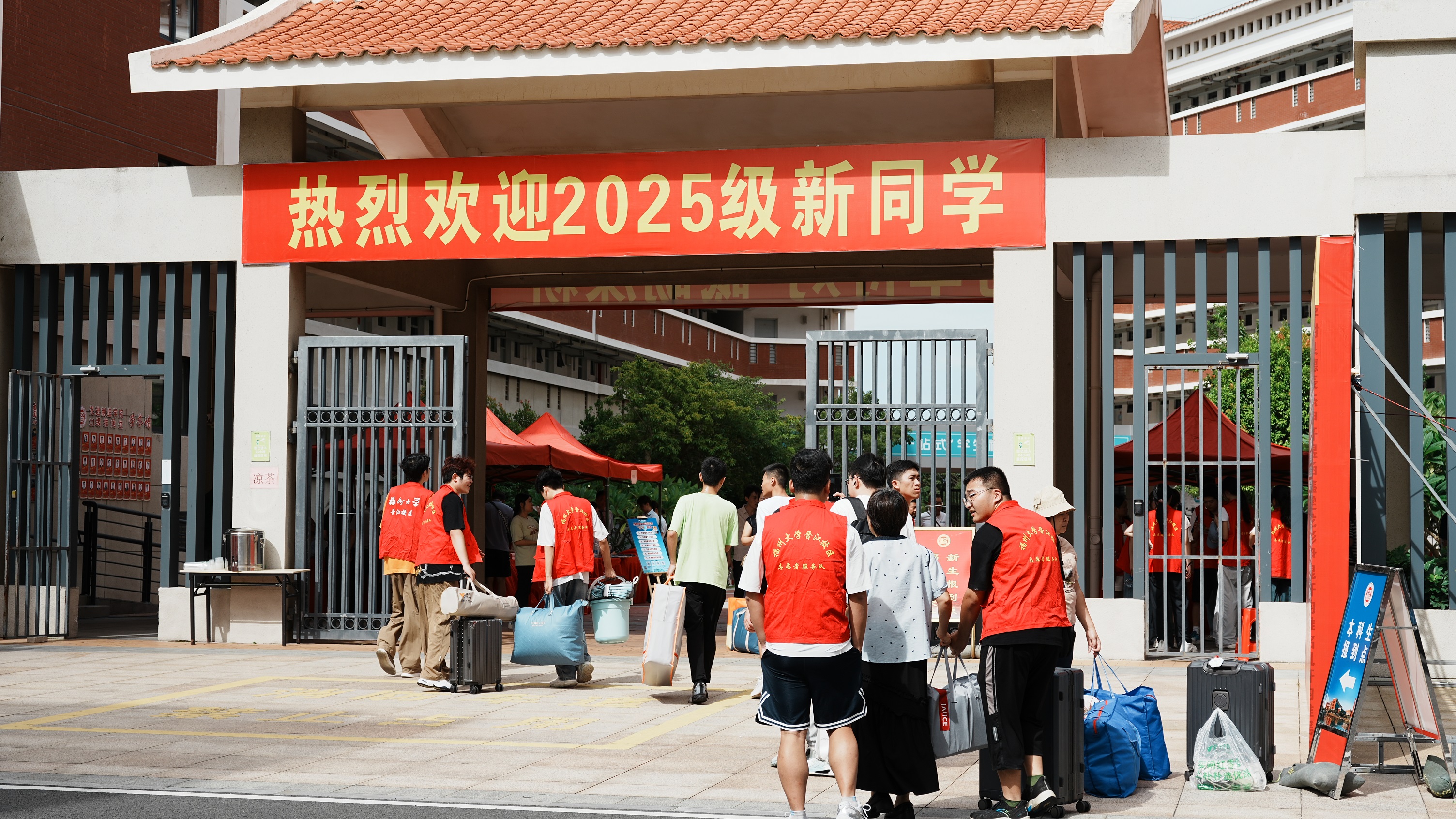 20250907晋江校区迎新现场.jpg