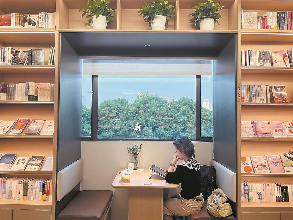 20231219福建日报书香校园大梦书屋读书一角.jpg