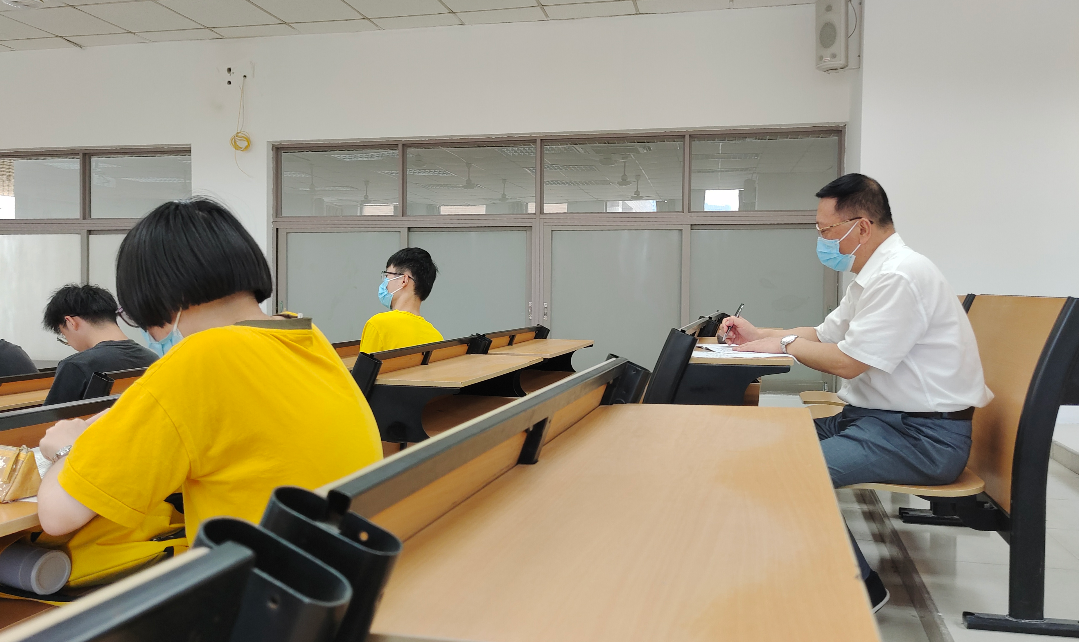 2022年秋季开学首日 校领导深入课堂听课