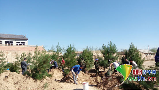 福州大学研究生支教团成员们同当地教师一起植树造林。巫俊供图