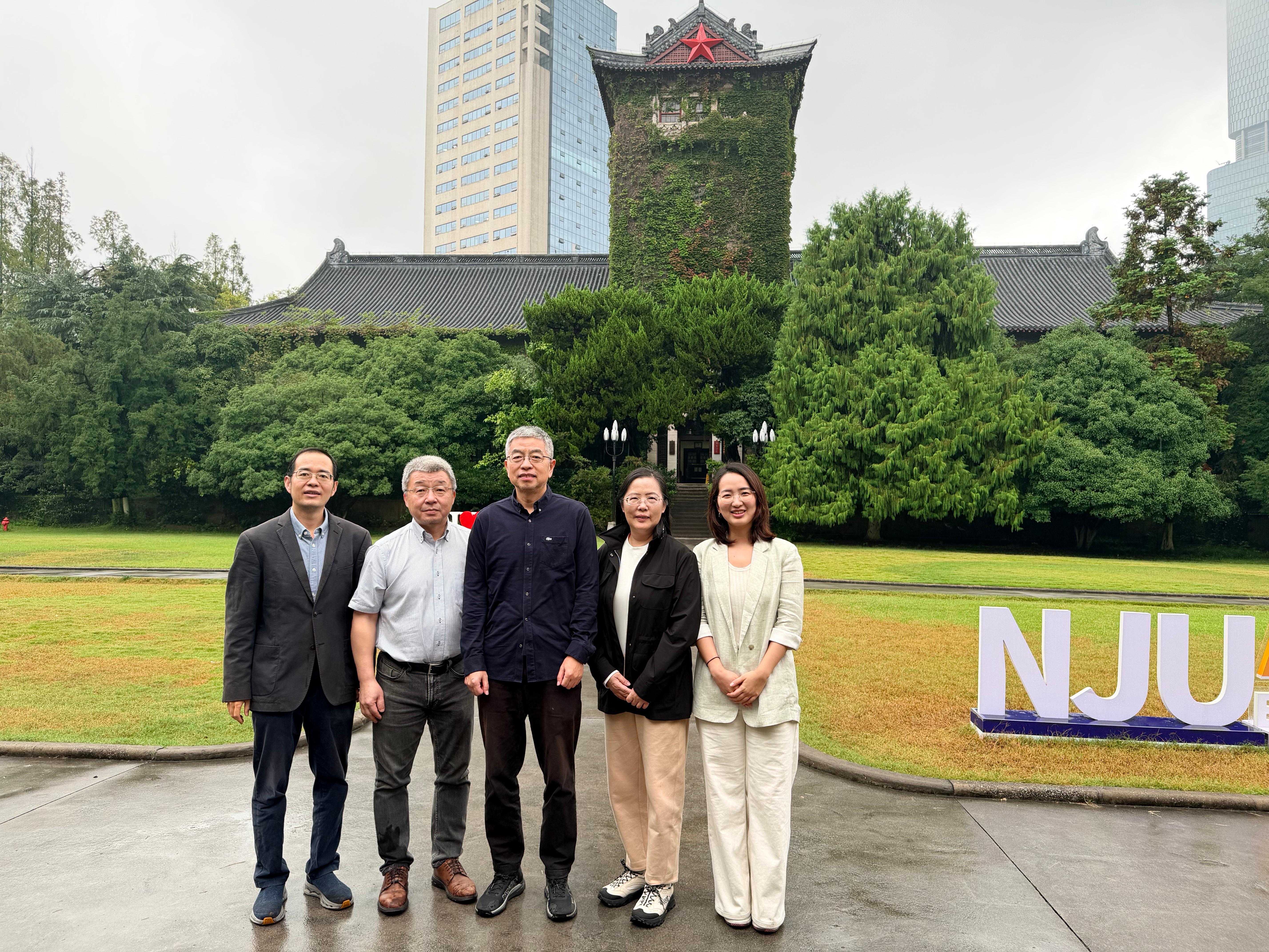 20261028学院领导与南京大学建筑与城市规划学院领导合影.jpg