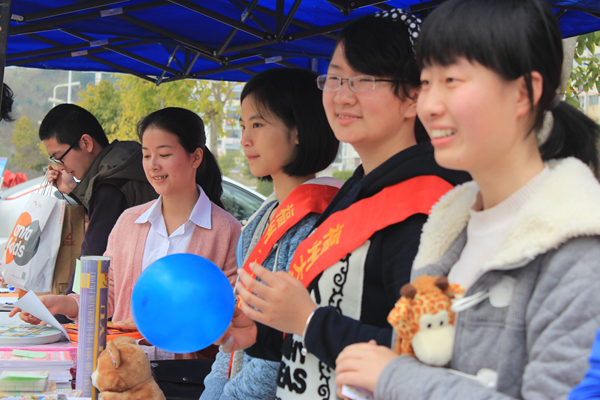 150314福州大学人文学院青年志愿者协会义卖活动1