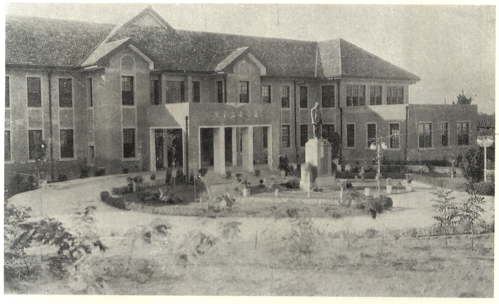 20250905 1937年8月建成的福建省立医院住院楼,楼前广场塑像为爱国华侨胡文虎先生。.jpg