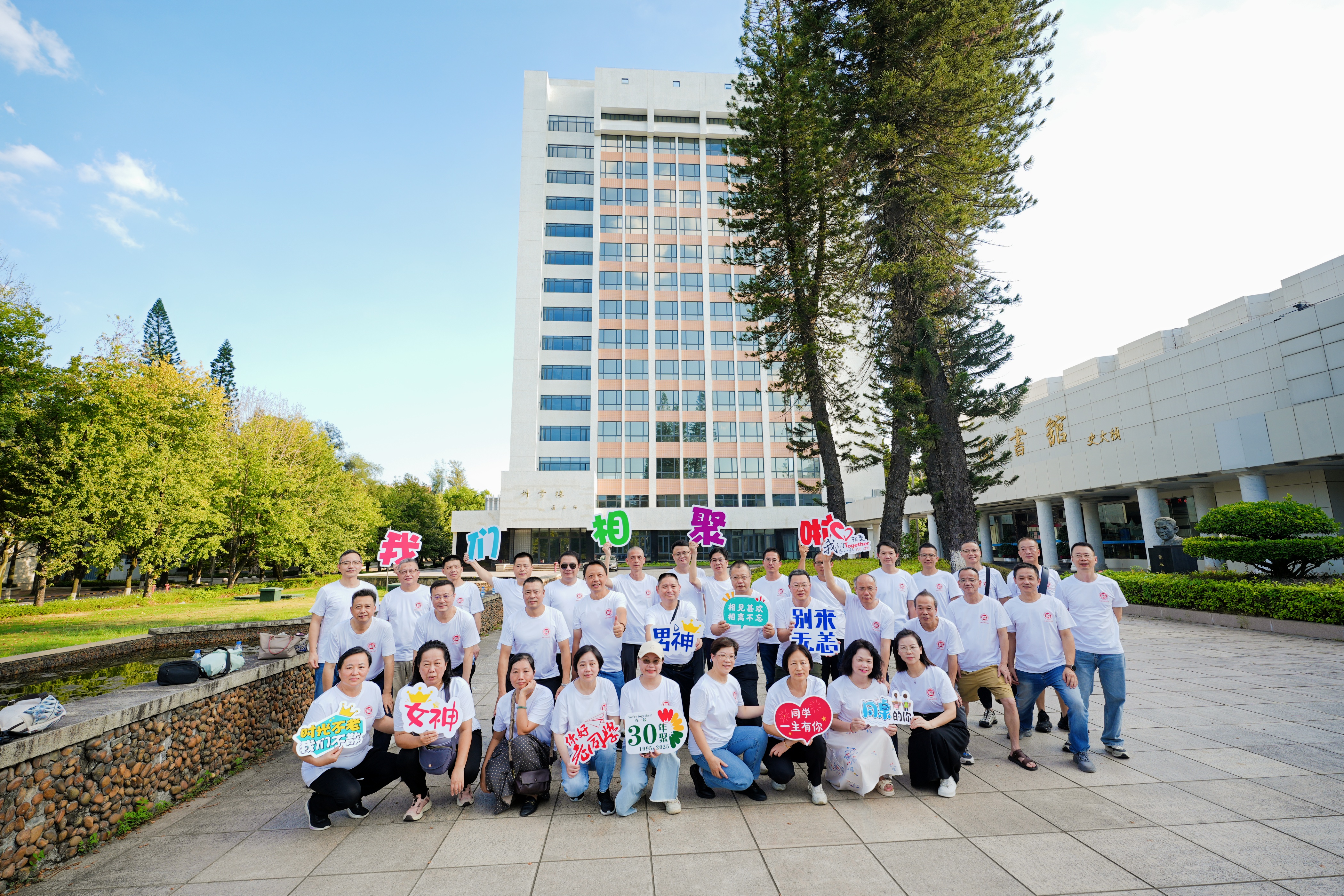 20251008校友在怡山校区合影化工学院.jpg