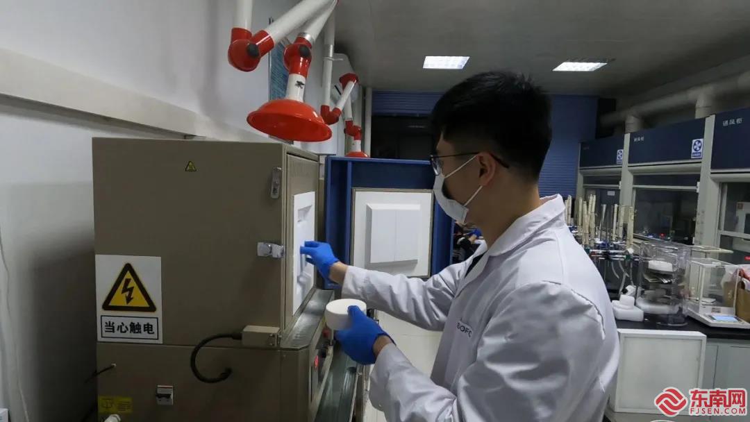 材料与科学工程学院 张飞鸿 正在做实验.jpg