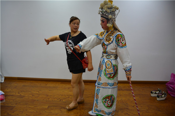 实践队员带妆学习