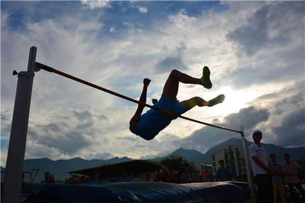男教青跳高 李黄依农摄05