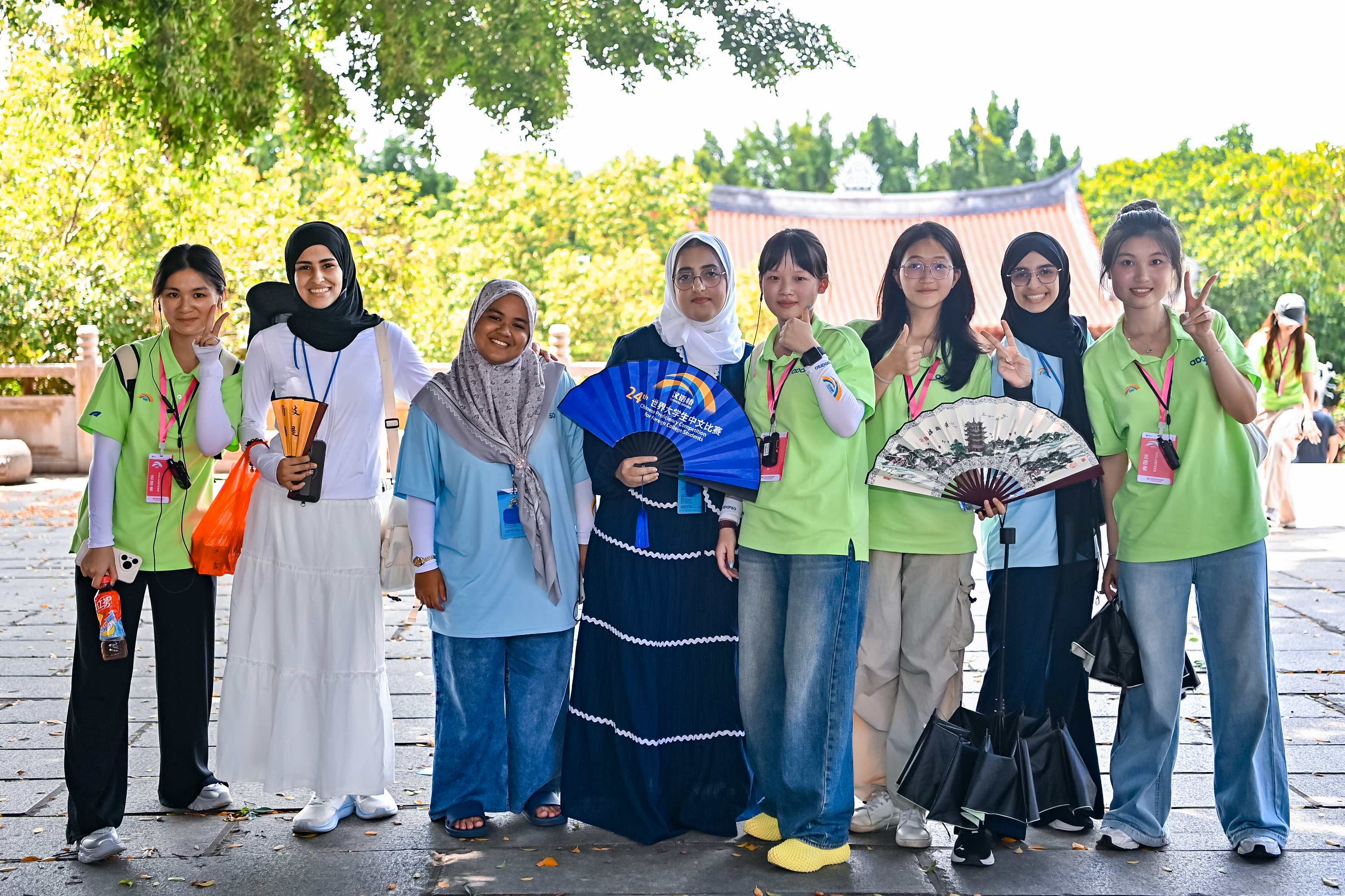 志愿者带外国友人沉浸式体验中国文化