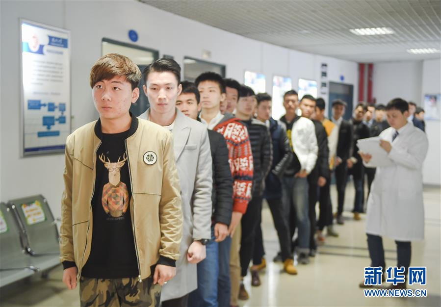 （社会）（1）飞行员缺口大 航企校园招飞忙